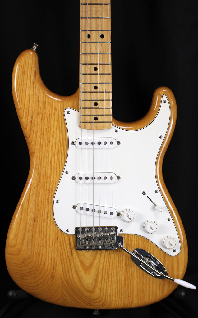 2008 Fender Classic Series '70s Stratocaster Electric Guitar Maple Fretboard Natural w/Gigbag